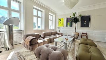 Smart TV, fireplace, video games, DVD player