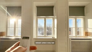 Una habitación con tres ventanas, cada una con cortinas automáticas.