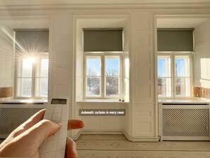 Una habitación con tres ventanas, cada una con cortinas automáticas.