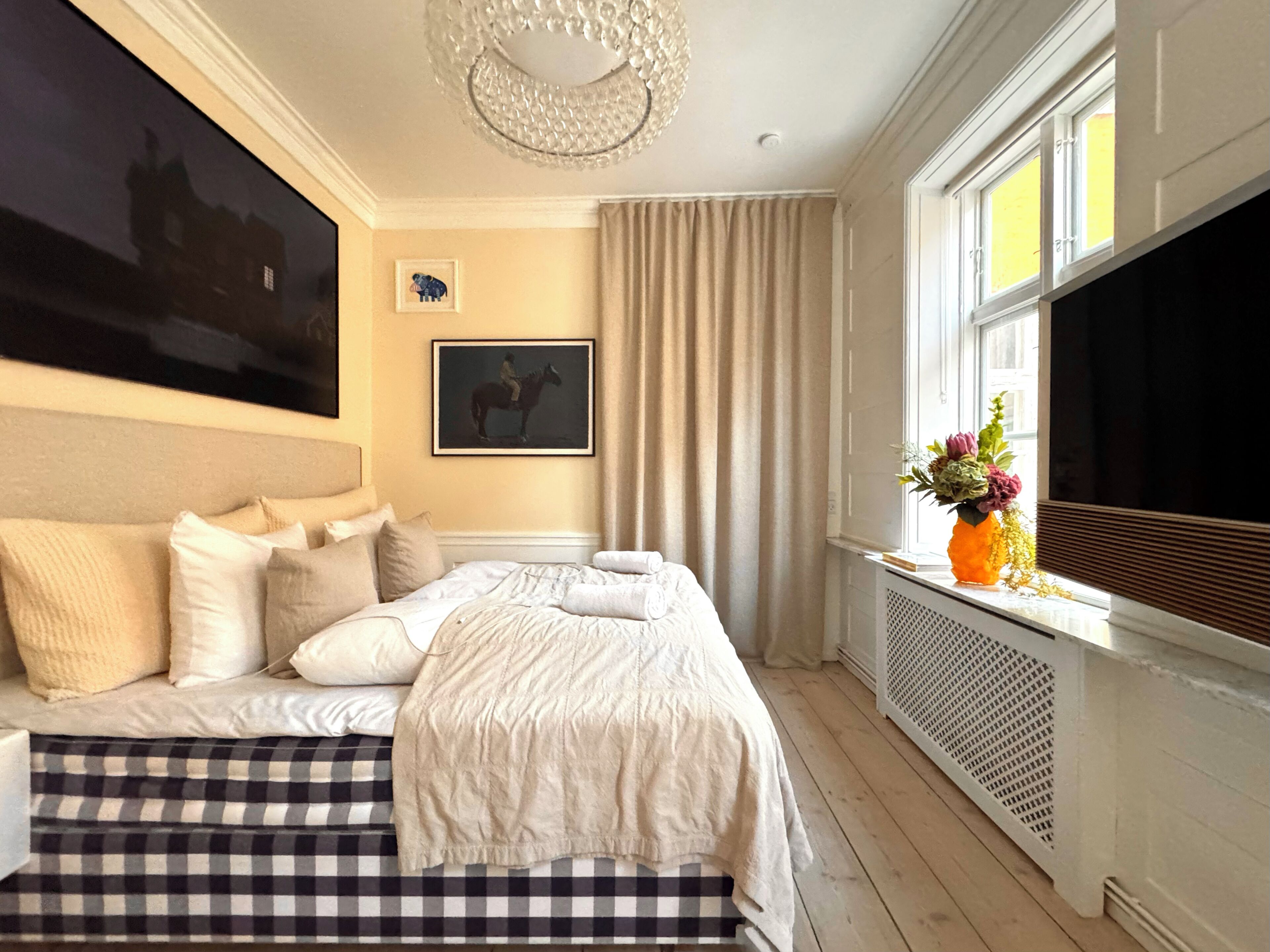 5 bedrooms, desk, iron/ironing board, WiFi