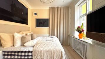 5 bedrooms, desk, iron/ironing board, WiFi