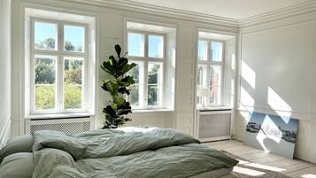 5 bedrooms, desk, iron/ironing board, WiFi