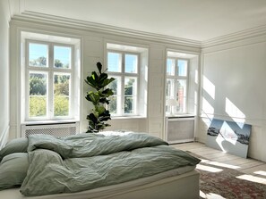 5 bedrooms, desk, iron/ironing board, WiFi