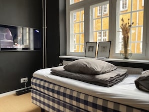 5 bedrooms, desk, iron/ironing board, WiFi