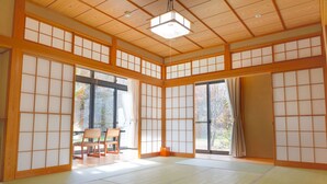 A traditional Japanese room with tatami flooring, sliding doors, and a view of the outdoors. - Green Village Yokokawa Kayabuki No Yakata (Tatsuno)
