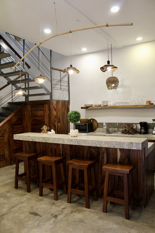 Refrigerador, horno, parrilla de estufa y cafetera y tetera 