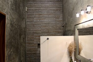 Dusche, Haartrockner, Handtücher, Seife