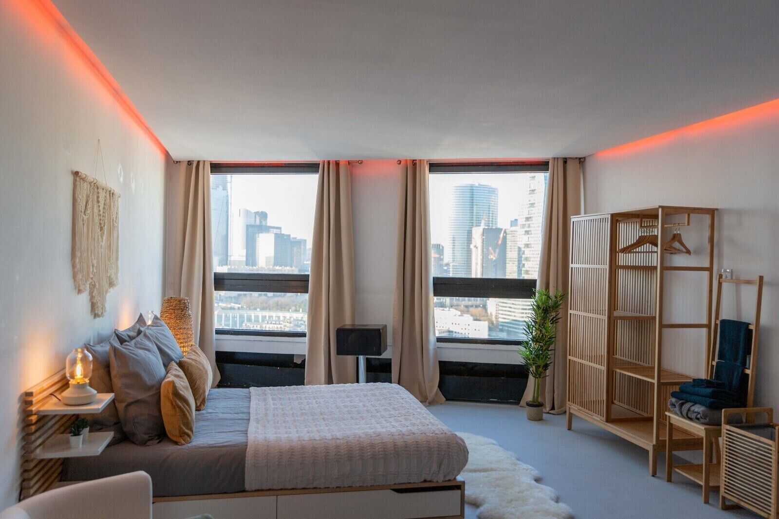 2 slaapkamers, een bureau, een strijkplank/strijkijzer, gratis wifi