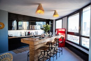 Réfrigérateur, micro-ondes, plaque de cuisson, cafetière/bouilloire