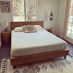 3 bedrooms, free WiFi, bed sheets - On1.5 acres & surrounded by lots of unbuilt land. Minutes to Joshua Tree & Shops (Yucca Valley)