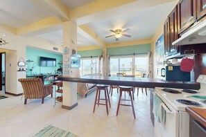 Fridge, microwave, oven, stovetop - Beautiful home with water views, shared pool, free WiFi, private W/D, & AC (San Pedro)