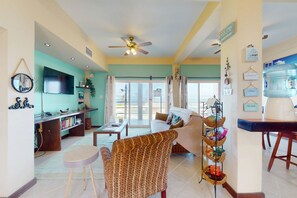 TV - Beautiful home with water views, shared pool, free WiFi, private W/D, & AC (San Pedro)