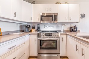 Fridge, microwave, oven, stovetop - Quiet condo with lanai, pools & hot tubs - walk to the beach (Kihei)