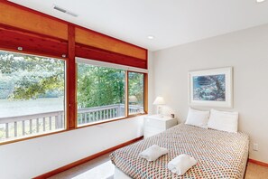 4 habitaciones, escritorio y tabla de planchar con plancha 