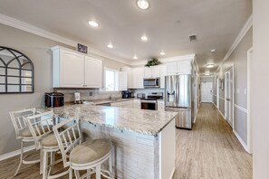 冷蔵庫、電子レンジ、オーブン、コンロ