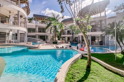 Luxury pool-front condo with private hot tub, balcony, fast WiFi - snowbirds OK