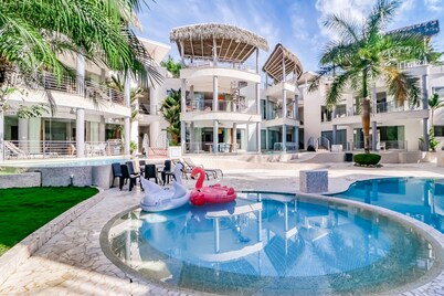 Pool-view condo with private rooftop & tub, balcony, shared pool & fast WiFi
