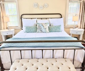 2 chambres, bureau, fer et planche à repasser, lit parapluie