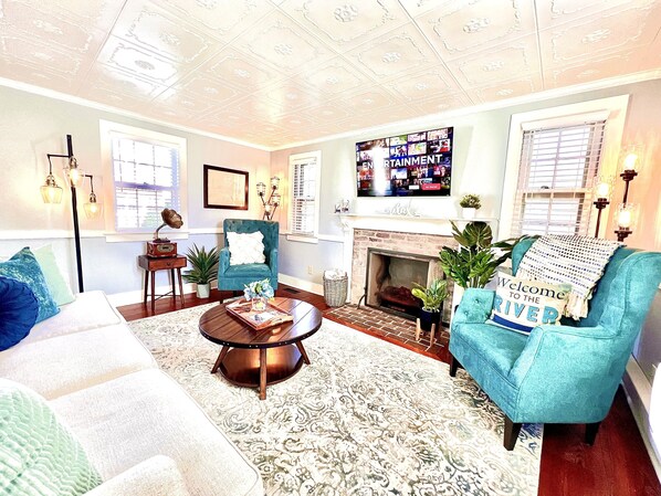 TV connectée, cheminée, livres