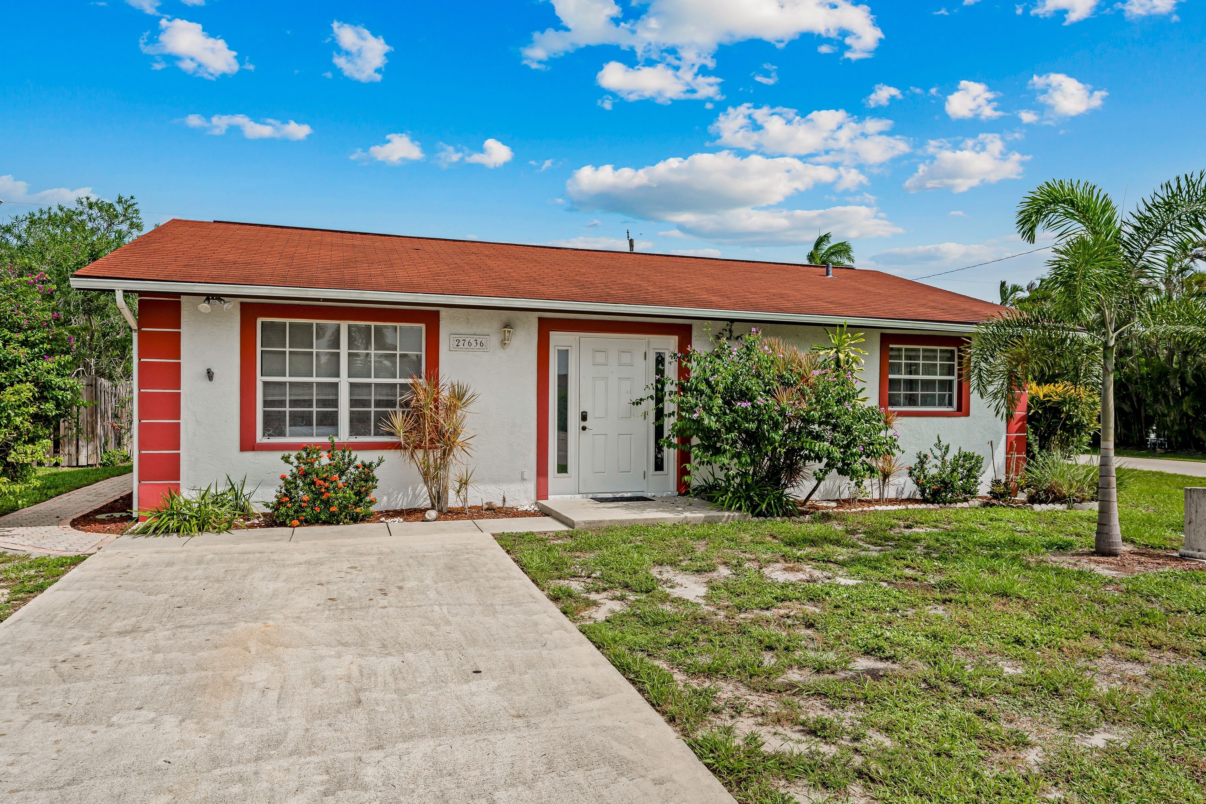 Snowbird-friendly home with private pool, W/D & central AC - near beach & dining