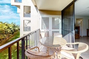 Outdoor dining - Second Floor Condo with Free WiFi, Furnished Lanai, Shared Pool, Hot Tub, Tennis (Kihei)