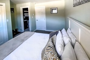 2 bedrooms, WiFi, bed sheets - Remodeled Condo Overlooking the Mountains - Fireplace, Washer/Dryer & Free WiFi (Vail)