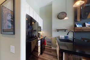 Jääkaappi, mikroaaltouuni, uuni, liesi