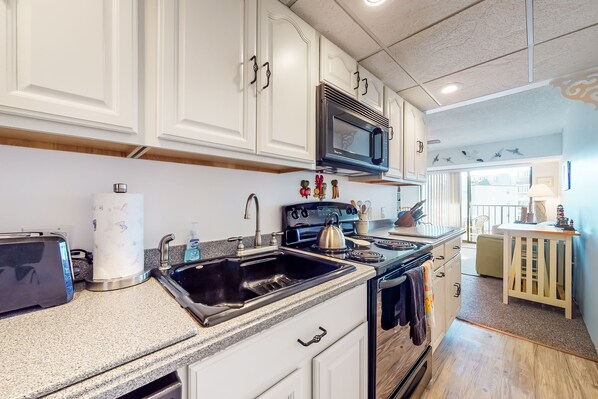 Kühlschrank, Mikrowelle, Ofen, Herdplatte