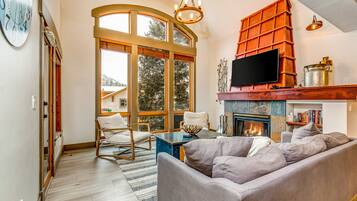 Televisio, takka, DVD-soitin, pöytäjalkapallopöytä