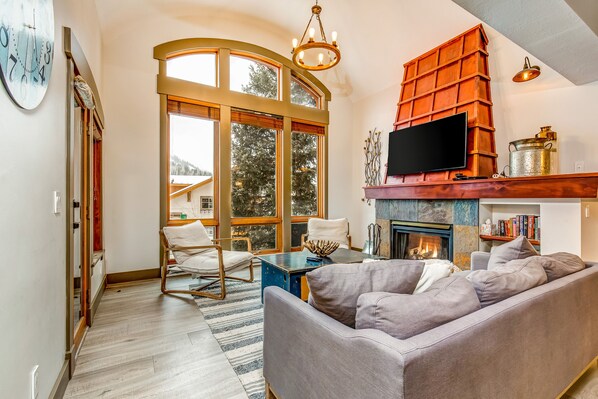 Televisión, chimenea, reproductor de DVD y futbolito 