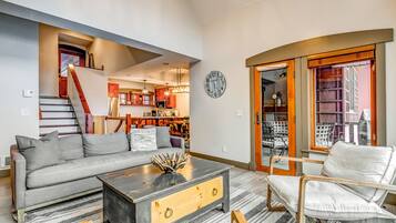 Televisio, takka, DVD-soitin, pöytäjalkapallopöytä