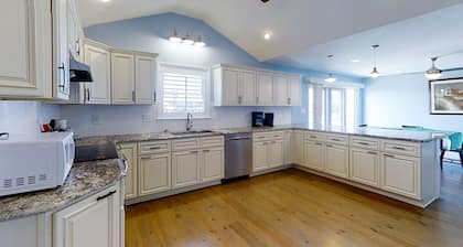 Beautiful Canal-Front Cottage with Deepwater Boat Slip, Waterfront Deck & W/D
