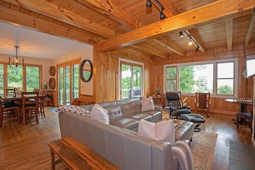 Modern Lodge close to Asheville NC with mountain views, hot tub & fire pit. 