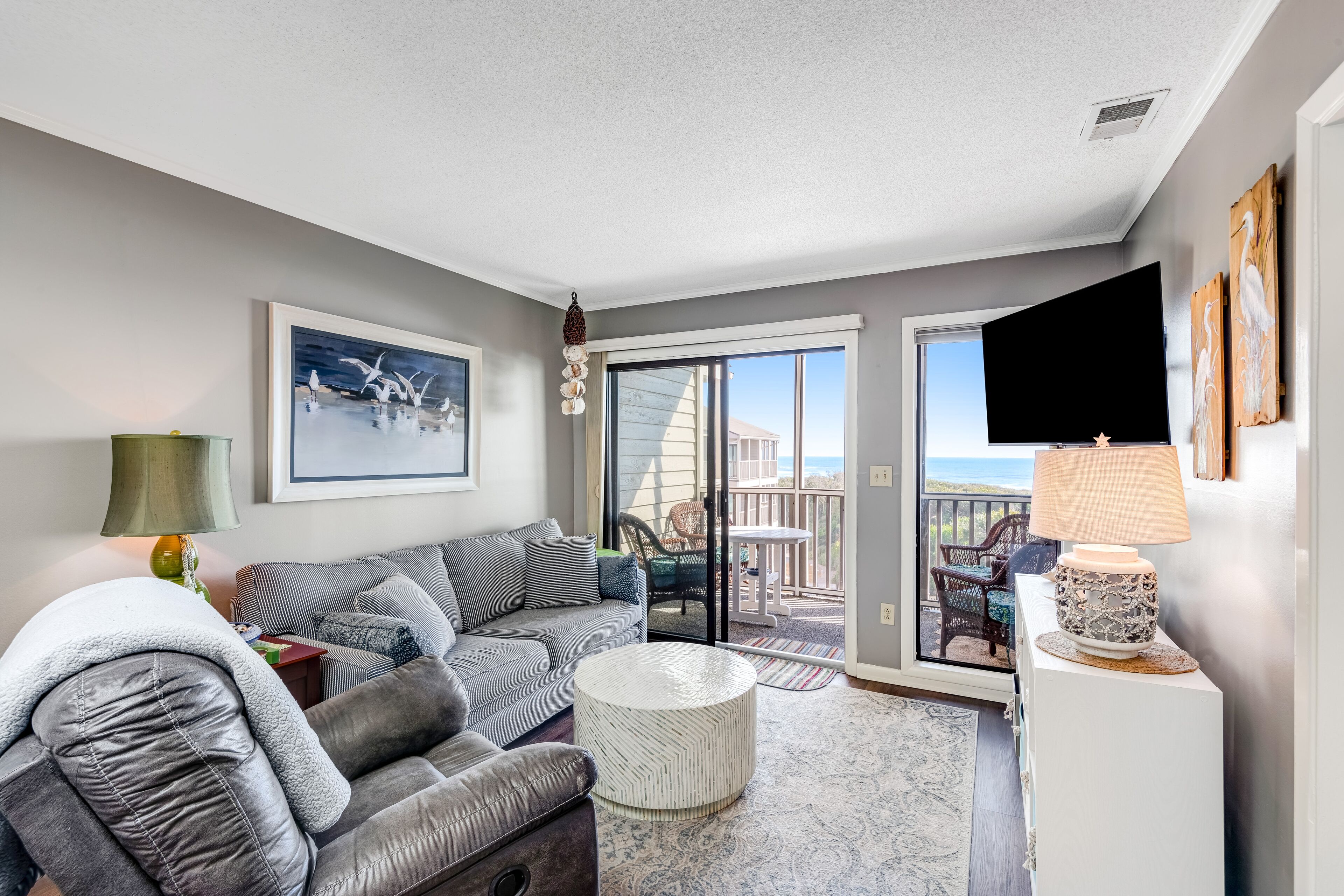 3rd Floor Oceanfront Condo w/Great Ocean and Pool Views and Shared Pools