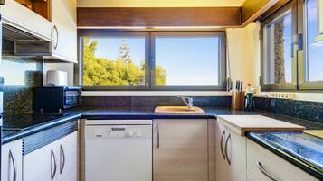 Een magnetron, een oven, een vaatwasser, een broodrooster