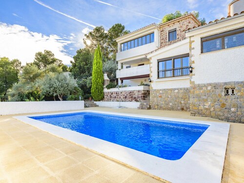 Nice apartment in villa for 4 people with WIFI, A/C, pool, TV and terrace