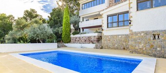 Nice apartment in villa for 4 people with WIFI, A/C, pool, TV and terrace