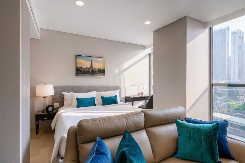 Studio, 1 King Bed | In-room safe, desk, laptop workspace, soundproofing