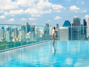 Outdoor pool, pool loungers - Wyndham Bangkok Queen Convention Centre (Bangkok)