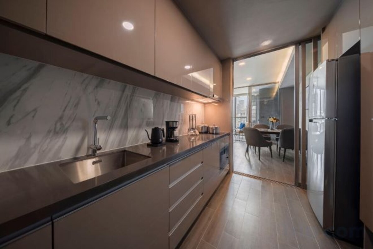 Full-sized fridge, microwave, stovetop, electric kettle