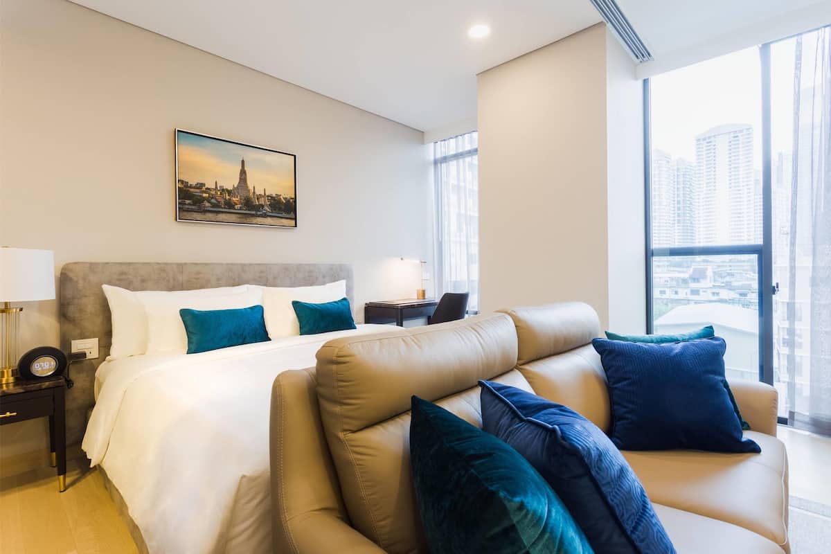 Studio, 1 King Bed | 3 bedrooms, in-room safe, desk, laptop workspace