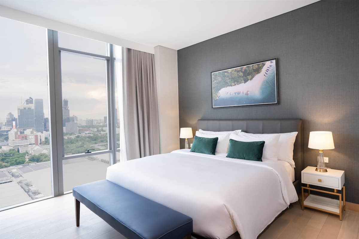 3 bedrooms, in-room safe, desk, laptop workspace
