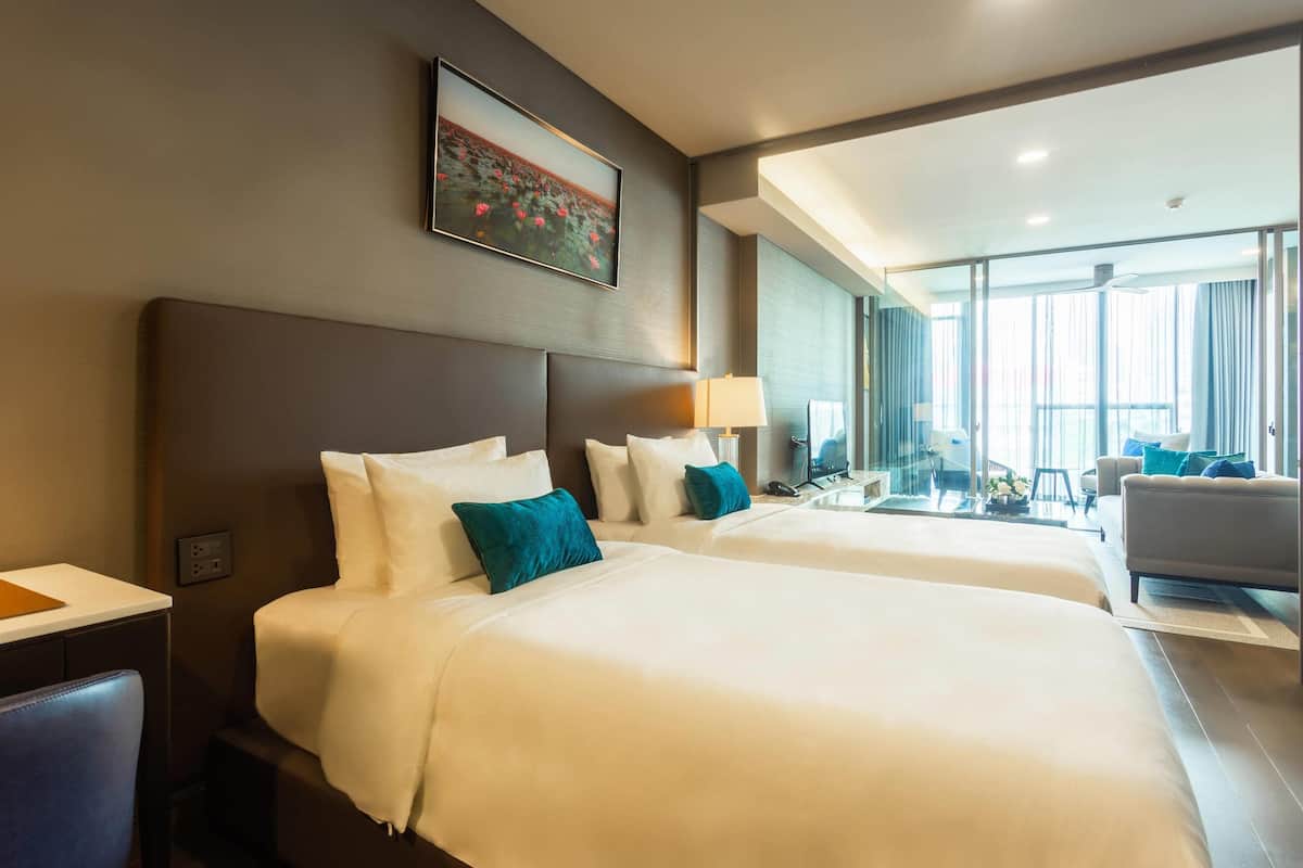 Executive Studio, 2 Twin Beds | 3 bedrooms, in-room safe, desk, laptop workspace