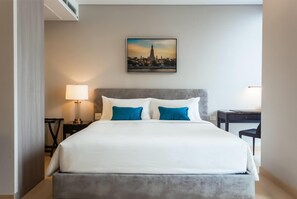 In-room safe, desk, laptop workspace, soundproofing - Wyndham Bangkok Queen Convention Centre (Bangkok)