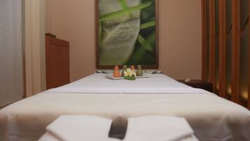 Área de tratamento externa, massagens com pedras quentes