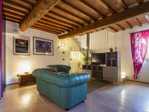 Interior - Wonderful private villa for 6 guests with WIFI, TV, terrace, pets allowed and panoramic view (Sovicille)