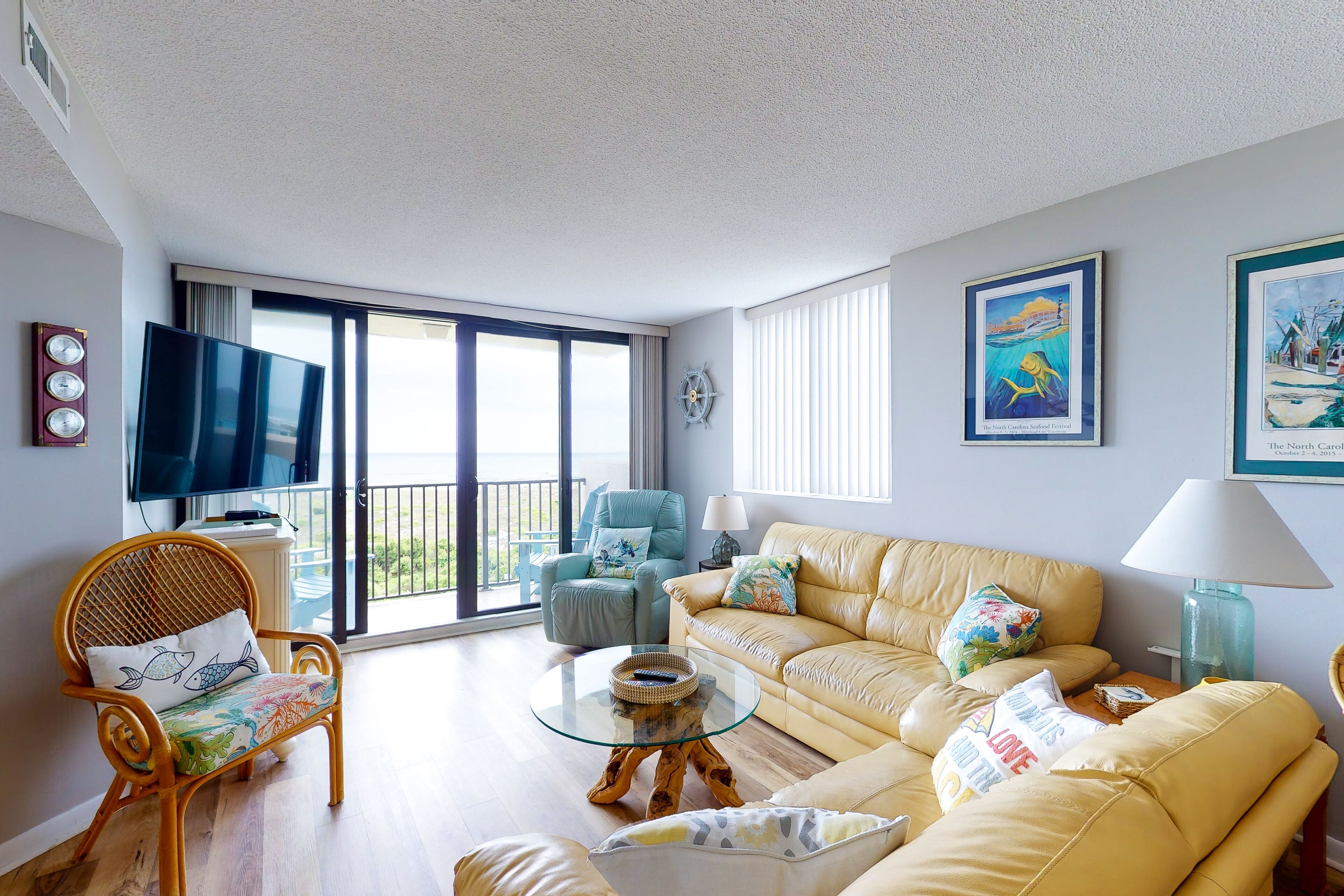 4th-Floor oceanfront condo with amazing view, WiFi & shared pools/hot tub/gym