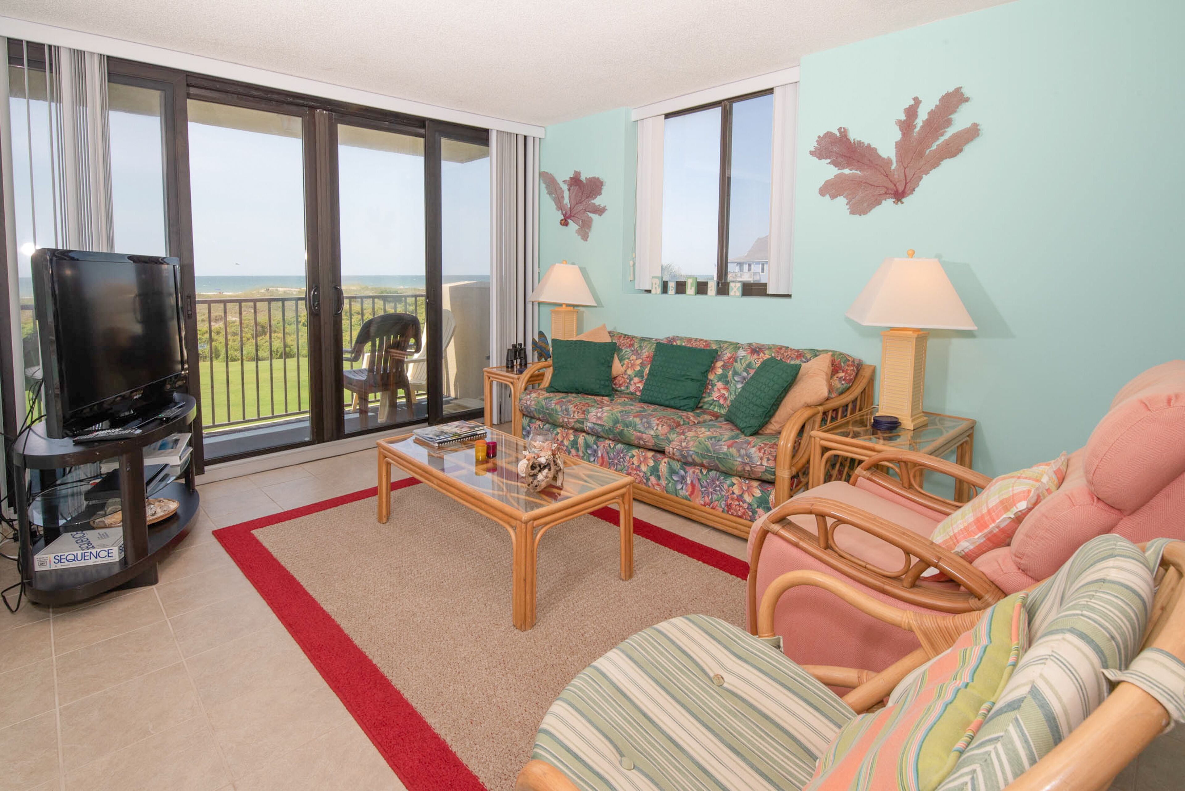 Oceanfront, 2nd-Floor Condo with Balcony, Ocean View & Shared Pools/Hot Tub