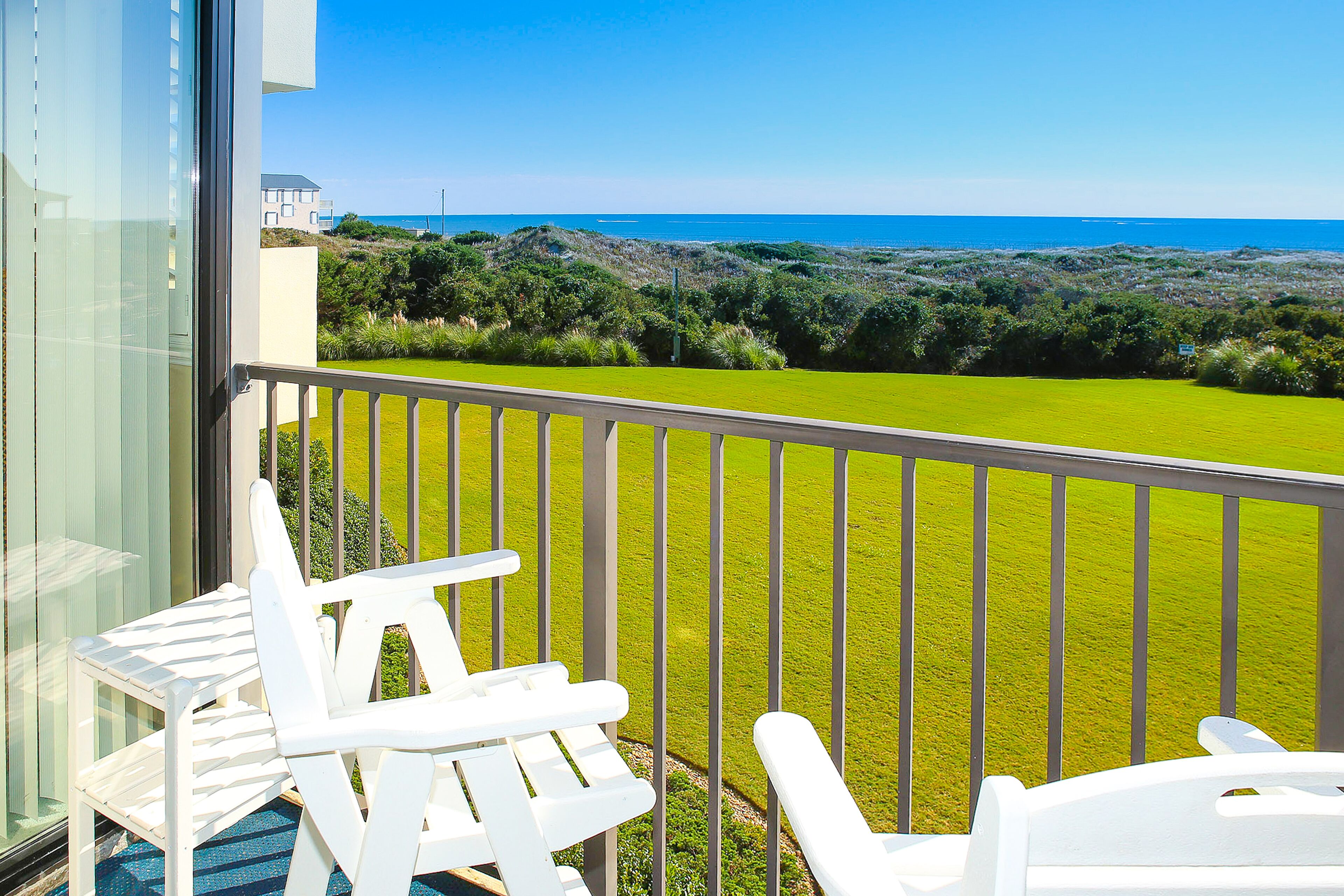 Completely Renovated, Oceanfront Condo with WiFi, HDTVs & Shared Pools/Hot Tub