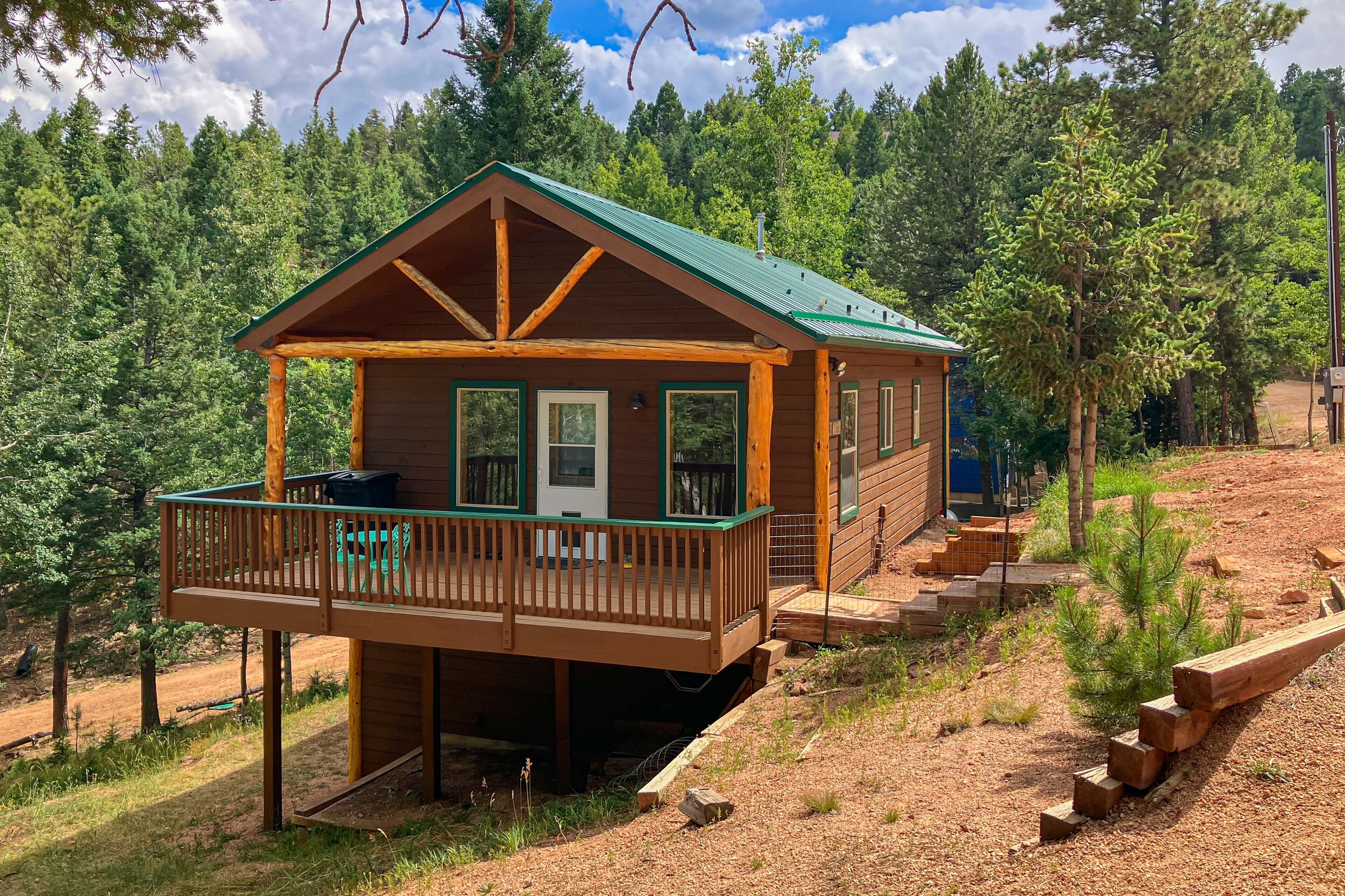 Cozy, Dog-Friendly Cabin with Deck, Desk, Free WiFi, Full Kitchen - Near Hiking